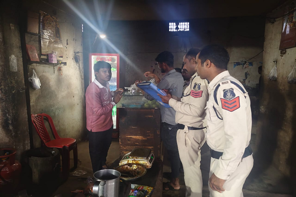 पिपरिया पुलिस की दबिश &ndash; अवैध रूप से सार्वजनिक स्थान में शराब पीने और पिलाने वालों पर कड़ी कार्रवाई