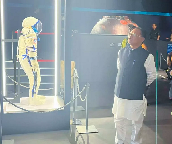 CM विष्णुदेव साय ने डीप स्पेस &ndash; टू द मून एंड बियॉन्ड प्रदर्शनी का किया अवलोकन