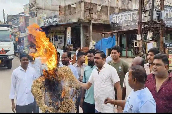  छत्तीसगढ़ चैंबर ऑफ़ कॉमर्स ने किया ट्रम का पुतलादहन 