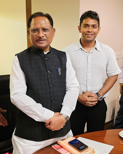 बस्तर के होनहार अविनाश तिवारी से टोक्यो में मिले मुख्यमंत्री श्री विष्णुदेव साय 