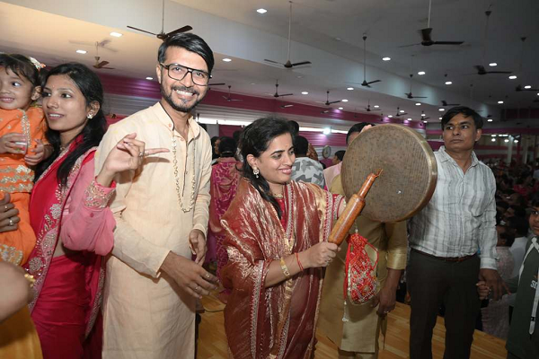 कोचर परिवार ने कांसे की थाली बजाकर सकल श्रीसंघ को दी बधाई