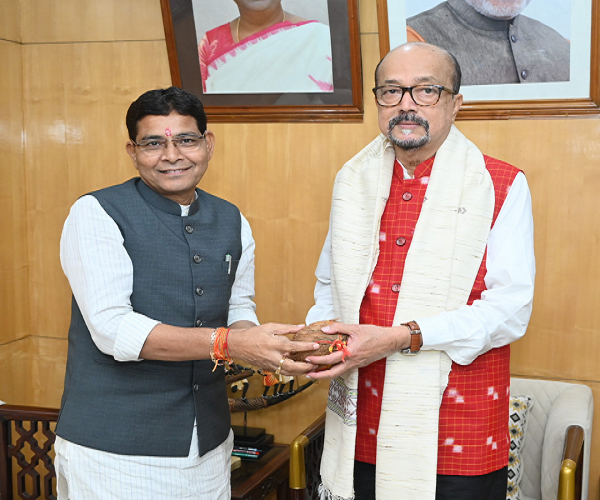 राज्यपाल श्री डेका से राजस्व मंत्री श्री वर्मा ने  की सौजन्य भेंट