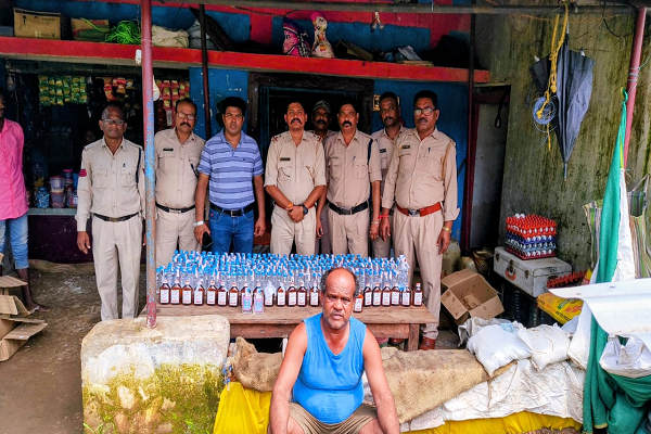 मध्यप्रदेश से शराब मंगाकर छत्तीसगढ़ में खपाने वाला शराब तस्कर रमेश यादव गिरफ्तार।