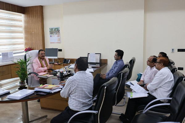 मंत्री जायसवाल ने ली विभागीय योजनाओं की जानकारी