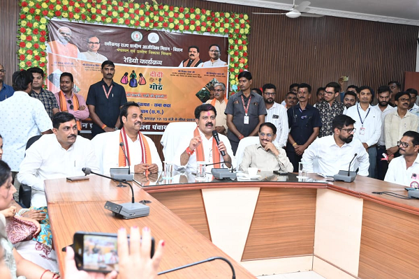 उप मुख्यमंत्री श्री विजय शर्मा कवर्धा में आयोजित &lsquo;दीदी के गोठ&rsquo; रेडियो कार्यक्रम में हुए शामिल