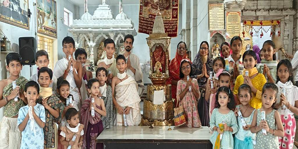 चांदी के तिगड़े पर शांतिनाथ भगवान को विराजमान कर मनाया गया स्नात्र महोत्सव