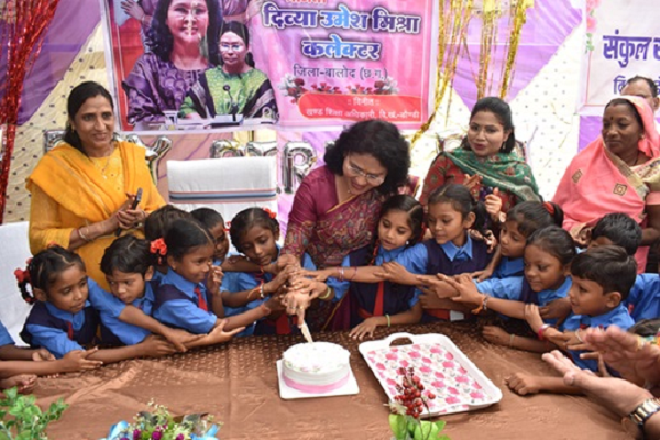 जिला प्रशासन के आला अधिकारी, कर्मचारी, जनप्रतिनिधि एवं ग्रामीण हुए शामिल