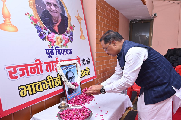 मुख्यमंत्री श्री साय ने रायपुर की पहली महिला विधायक स्वर्गीय रजनी ताई उपासने के निवास पहुंचकर अर्पित की श्रद्धांजलि