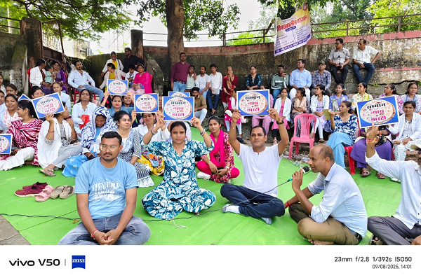 एनएचएम संविदा स्वास्थ्य कर्मचारियों ने अनिश्चित कालीन हड़ताल के 22वे दिन रोटी सम्मान न्याय गारंटी प्रदर्शन किया