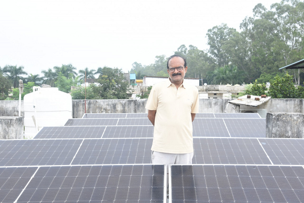 पीएम सूर्य घर योजना से अंबिकापुर के धीरेंद्र नाथ दुबे बने बिजली उत्पादक