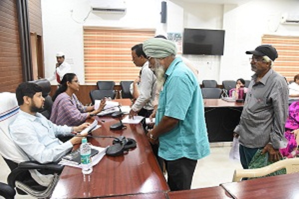 सीमांकन के बाद भी कब्जाधारी जमीन खाली नहीं कर रहा, वृद्ध ने जनदर्शन में लगाई गुहार