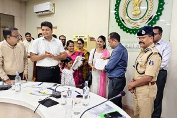 व्याख्याता प्रेरणा तिवारी एवं उनकी सुपुत्री श्रीदा तिवारी ने दान की पुस्तकें