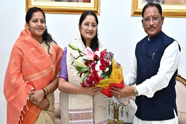 मुख्यमंत्री विष्णु देव साय से केंद्रीय महिला एवं बाल विकास मंत्री श्रीमती अन्नपूर्णा देवी ने की सौजन्य भेंट