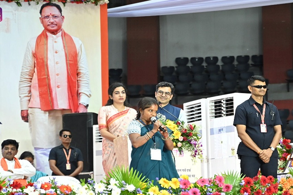  मुख्यमंत्री ने किया दीदी ई-रिक्शा चालक भुनेश्वरी साहू एवं मुख्यमंत्री नोनी बाबू मेधावी शिक्षा सहायता योजना के हितग्राही मनोज साहू से किया संवाद