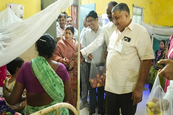 सेवा पखवाड़ा के अवसर पर मंत्री श्री अग्रवाल ने मरीजों के स्वास्थ्य की जानकारी ली