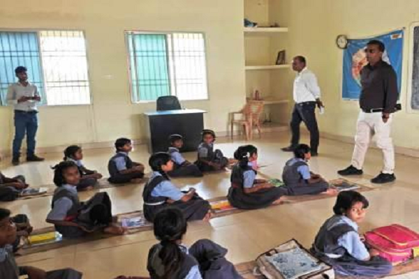 कलेक्टर ने सरसीवा क्षेत्र के आंगनबाड़ी, स्कूल और छात्रावास का किया औचक निरीक्षण