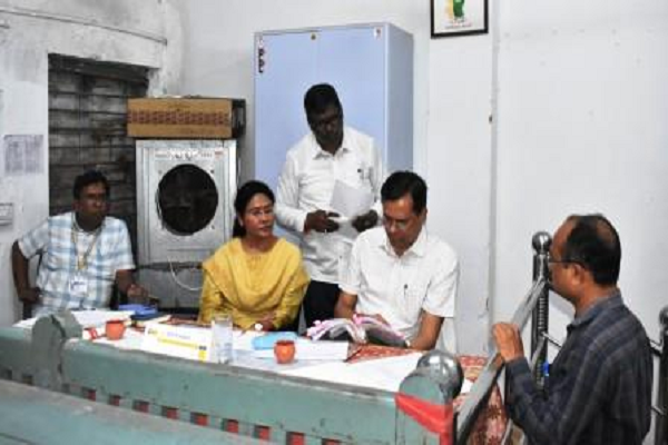 संभाग आयुक्त ने राजस्व अनुविभागीय अधिकारी कार्यालय डौण्डीलोहारा का किया आकस्मिक निरीक्षण