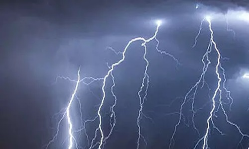 स्कूल से लौटते वक्त तीन छात्रों पर गिरी बिजली, 1 की मौत, 2 गंभीर