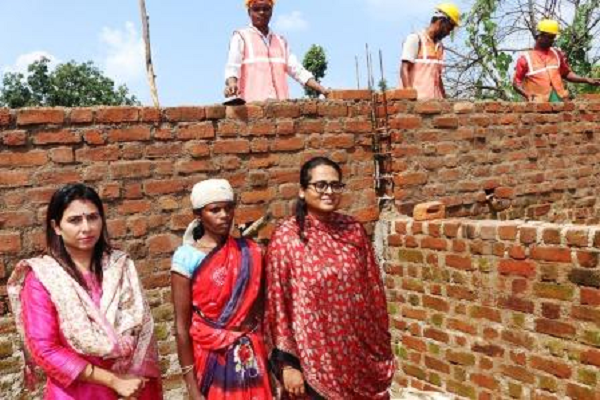 कलेक्टर प्रजापति ने पीएम आवास निर्माण व राजमिस्त्री प्रशिक्षण का किया निरीक्षण