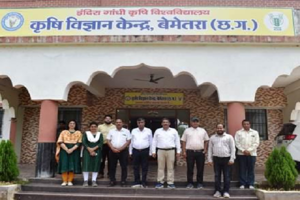 कृषि विज्ञान केन्द्र, बेमेतरा में भारत के विभिन्न प्रदेशों से आए वैज्ञानिकों का भ्रमण