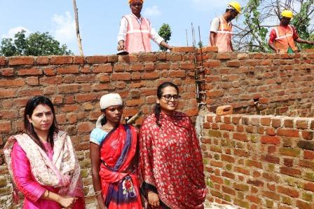 कलेक्टर प्रजापति ने पीएम आवास निर्माण व राजमिस्त्री प्रशिक्षण का किया निरीक्षण