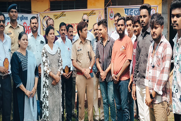  मुंगेली पुलिस की "पहल"शासकीय उच्चतर माध्यमिक विद्यालय गोडखाम्ही में, बच्चों को मिला बेहतर जीवन का संदेश 