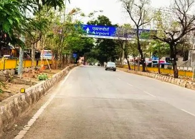 VIP रोड वन-वे: एयरपोर्ट जाने के लिए मुख्य सड़क, वापसी सर्विस रोड से...