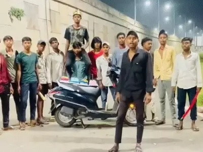 हाईवे पर तलवार से काटा केक, वायरल वीडियो से मची हलचल; 15 गिरफ्तार