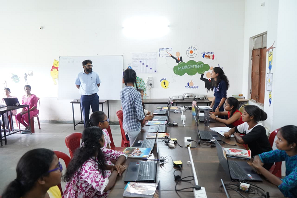 कलेक्टर ने नवगुरुकुल प्रशिक्षण संस्थान का किया निरीक्षण, छात्राओं को दी प्रेरणा