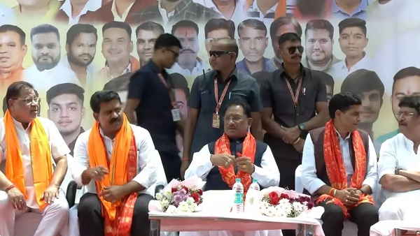 CM साय ने डोंगरगढ़ दर्शन के लिए बसों को दिखाई हरी झंडी