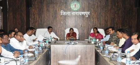 स्कूलों और आंगनबाड़ी केन्द्रों में पेयजल व शौचालय का व्यवस्था सुनिश्चित करें : कलेक्टर