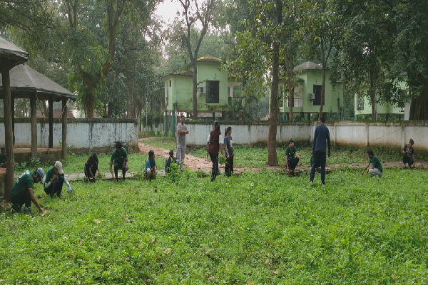  सेवा पखवाड़ा के अंतर्गत बारनवापारा में स्वच्छता एवं वृक्षारोपण कार्यक्रम