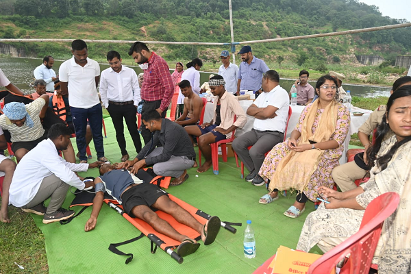 छीरपानी जलाशय में ओवरफ्लो, रातभर फँसे रहे चार ग्रामीणों को  राहत एवं बचाव दल ने  सुरक्षित निकाला 