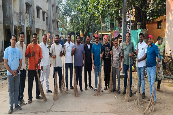 सेवा पखवाड़ा : राजीव आवास परिसर में चला स्वच्छता अभियान