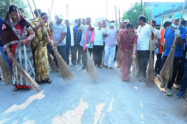 उप मुख्यमंत्री श्री अरुण साव की अगुवाई में महामाया मंदिर से अस्पताल तक सफाई