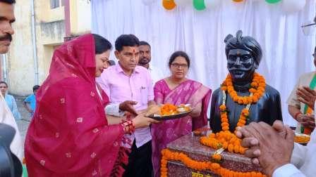 मंत्री टंकराम वर्मा ने बिलाईगढ़ के शहीद वीर नारायण सिंह कॉलेज में वीरनारायण सिंह की प्रतिमा का किया अनावरण