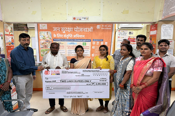  प्रधानमंत्री जीवन ज्योति बीमा योजना से दिवंगत बिहान दीदी के परिवार को 2 लाख की सहायता राशि