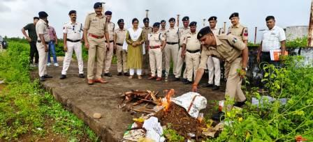 पुलिस अधीक्षक की मौजूदगी में 7 किलो गांजा व 131 नग नशीले इंजेक्शन का किया गया नष्टीकरण
