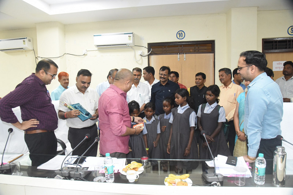 शिक्षा की मुख्यधारा से जुड़े उत्साहित पहाड़ी कोरवा बच्चों ने कलेक्टर से की मुलाकात