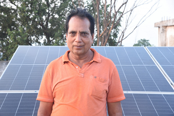 सौर ऊर्जा से आत्मनिर्भर बना लखनपुर के सदानंद गुप्ता