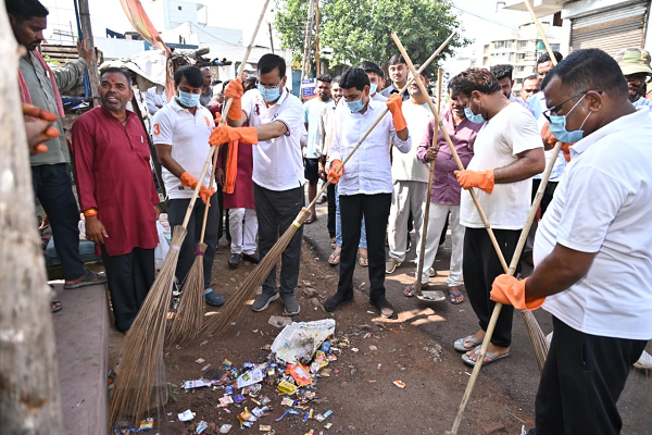  राजस्व मंत्री श्री टंक राम वर्मा ने खेल मैदान में सफाई कर दिया स्वच्छता का संदेश