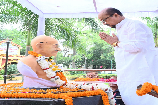 रायपुर : राज्यपाल श्री डेका ने महात्मा गांधी और लाल बहादुर शास्त्री को पुष्पांजलि अर्पित की