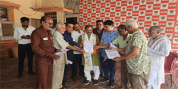 राजनांदगांव-रायपुर मेट्रो ट्रेन की मांग पर सांसद को सौंपा गया मांग पत्र