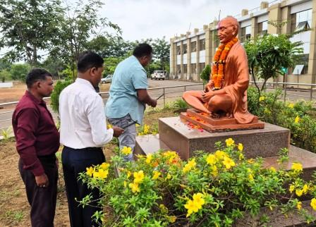 अपर कलेक्टर लकरा ने राष्ट्रपिता महात्मा गांधी के जयंती पर उनके प्रतिमा पर माल्यार्पण किया