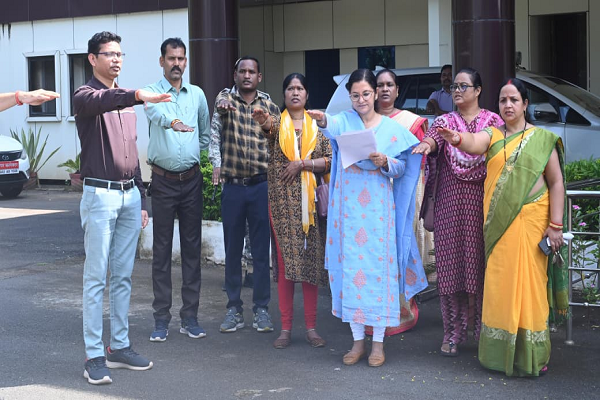 महात्मा गांधी की प्रतिमा पर कलेक्टर सहित जिलाप्रशासन ने किया श्रद्वा सुमन अर्पित