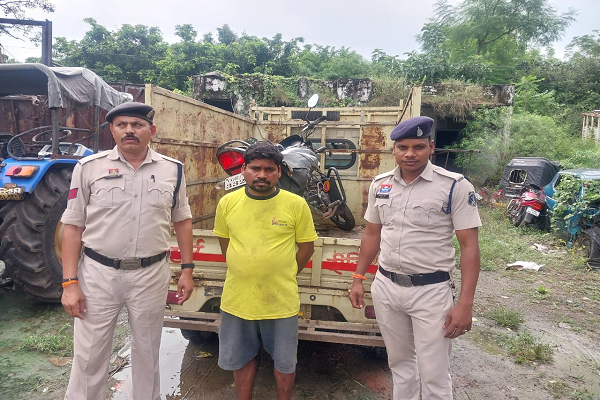  टाटा मैजिक चोरी करने वाले आरोपी को सरगांव पुलिस ने गिरफ्तार कर भेजा न्यायिक रिमाण्ड पर