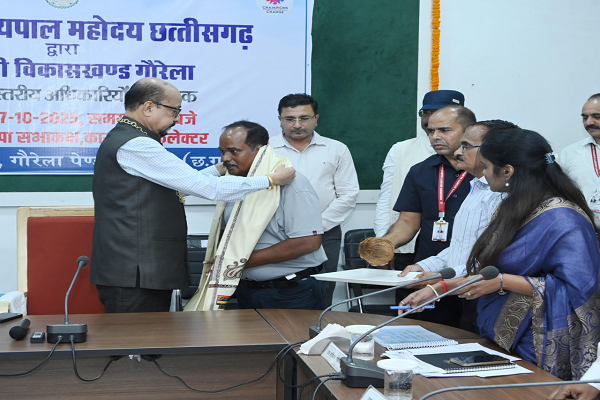  राज्यपाल श्री रमेन डेका ने उत्कृष्ट कार्य के लिए डाइट के प्राचार्य को सम्मानित किया