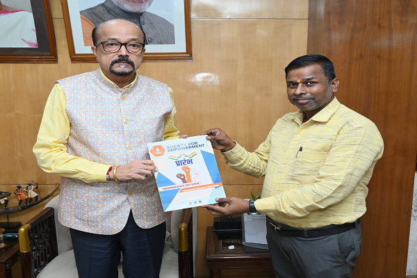 राज्यपाल श्री डेका को &lsquo;प्रारंभ&lsquo; पत्रिका का विशेषांक भेंट
