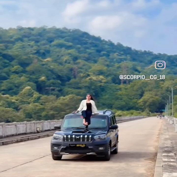 चार पहिया वाहन ब्लैक स्कार्पियो पर स्टंट करने वाले युवती पर यातायात पुलिस दंतेवाड़ा और बारसूर पुलिस के द्वारा की गई संयुक्त कार्रवाई ।