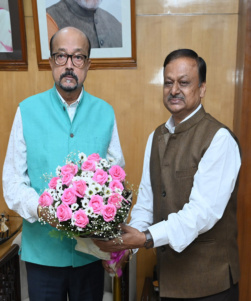  राज्यपाल श्री डेका से डॉ. सी.व्ही. रमन विश्वविद्यालय के कुलपति ने सौजन्य भेंट की